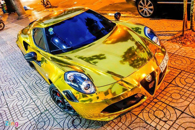 Tháng 8/2015, siêu xe thể thao  Alfa Romeo 4C Launch Edition đầu tiên được nhập về nước. Đây cũng là chiếc xe duy nhất loại này có mặt tại Việt Nam. Xe nguyên bản màu đỏ. Mới đây, chủ xe đã dán lại lớp wrap mạ vàng nổi bật.